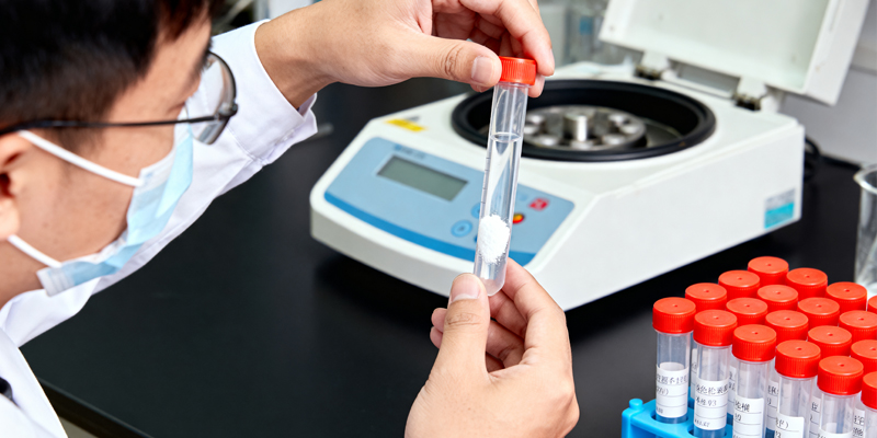 车用尿素反应形成有色沉淀的原因?